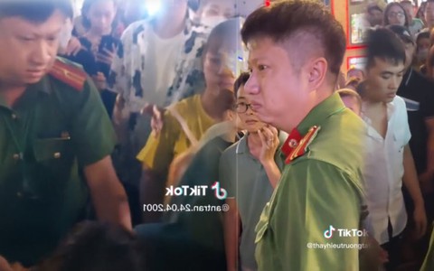 TP HCM: Bị đám đông bao vây trên phố đi bộ Nguyễn Huệ, anh công an nói lời cảm động
