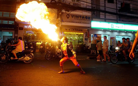 Ngậm xăng, phun lửa: Những ẩn họa đáng sợ cho cả người thổi lẫn người xem