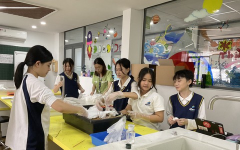 Từ tiết học thực hành đến dự án khởi nghiệp, học sinh được bắt tay vào sản xuất, kêu gọi vốn và ký kết hợp đồng với công ty lớn