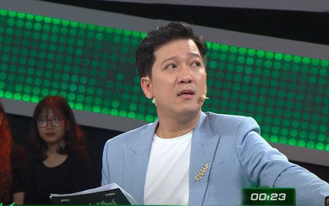 Câu đố “Da đen thùi lùi, đi đâu cũng bám”, là cái gì?