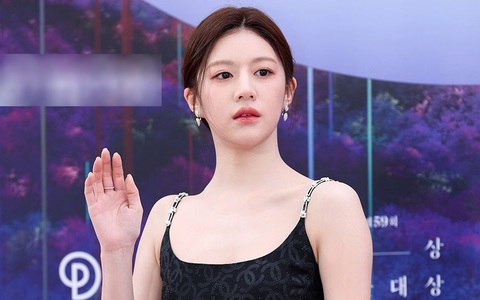 Mỹ nhân Hàn hốt hoảng, mặt tái mét trên thảm đỏ Baeksang 2023, chuyện gì đã xảy ra?
