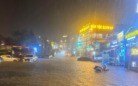 Du khách "méo mặt" vì Sapa mưa lớn, phố "ngập như sông"
