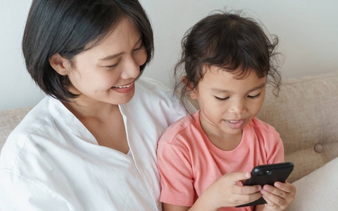 Bà mẹ ở TP.HCM nhất quyết không cấm con dùng điện thoại, iPad, nghe qua có vẻ "ngược đời", xem lý do mới thấy hợp lý