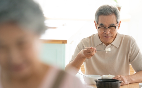 Trước mặt mọi người, bố tôi đưa con rể 100 triệu và yêu cầu tổ chức hôn lễ đàng hoàng
