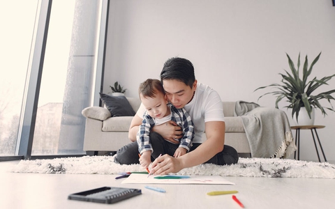Bố mải lướt điện thoại không chịu chơi với con, học cách mẹ thông thái bày 7 trò khiến hai bố con mê tít, chơi với nhau cả ngày