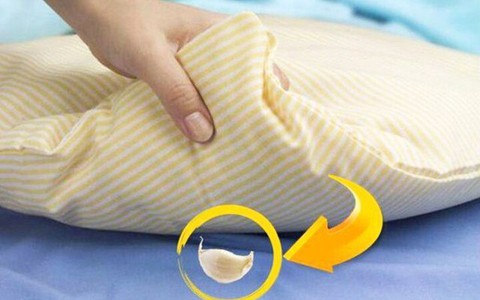 Để tỏi ở đầu giường ngủ có tác dụng gì?