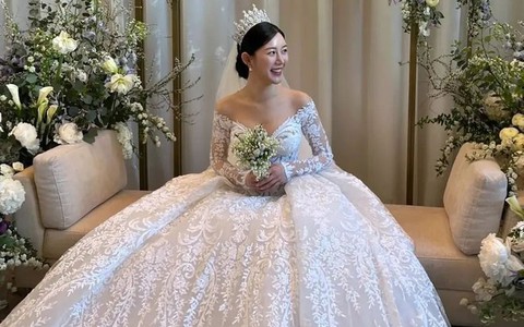 Váy cưới của vợ Lee Seung Gi: Bồng bềnh điệu đà, ghi điểm nhờ những khoảng hở tinh tế