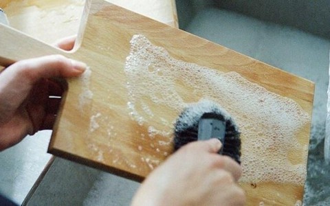 Cách làm sạch thớt gỗ để tránh rước bệnh vào người