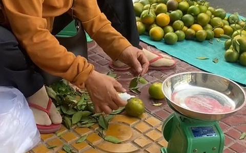 Cảnh tượng dùng keo dán cuống hoa quả ở chợ gây tranh cãi: Dán cho đẹp hay đang lừa dối khách hàng?