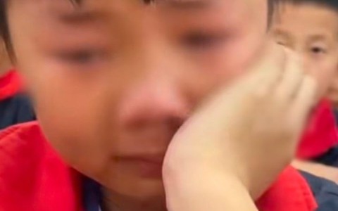 Nam sinh bật khóc khi cô giáo hỏi và sự thật đau lòng phía sau