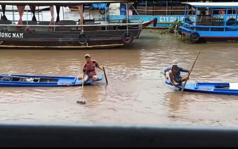 Xôn xao clip nhà sư thả cá phóng sinh bị nhóm thanh niên chích điện bắt hết