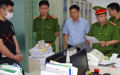 Nhân viên ngân hàng cho vay tín dụng đen thuê giang hồ ném chất bẩn để siết nợ