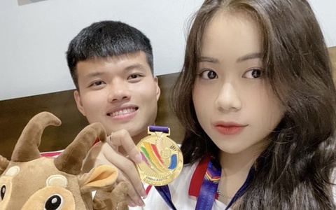 Tiền đạo Nguyễn Văn Tùng - bạn trai '10 điểm không có nhưng': Luôn xách túi hộ bạn gái, cưng chiều từ điều nhỏ nhất