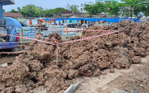 Di dời một quả bom dài hơn 1 mét nằm trong khuôn viên bệnh viện