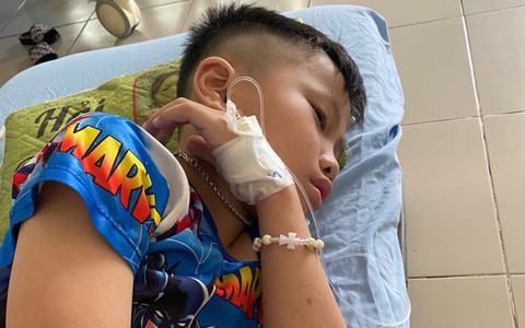 Khát vọng đến trường của bé trai 8 tuổi mắc bệnh hiểm nghèo
