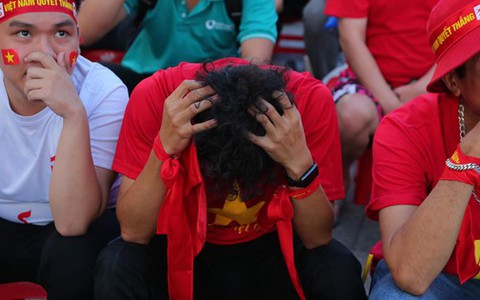 CĐV ở TP.HCM thẫn thờ khi U22 Việt Nam dừng chân tại bán kết SEA Games 32