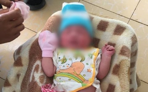  Phát hiện bé sơ sinh còn nguyên dây rốn bị bỏ rơi bên vệ đường