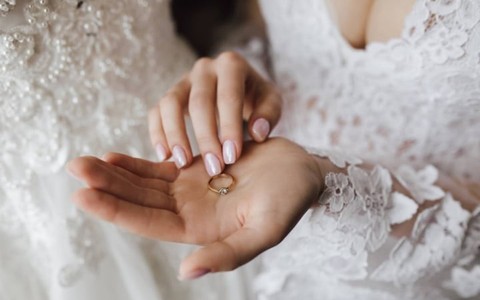 Mẹ chồng đọc 4 gia quy trong đám cưới, cô dâu tháo nhẫn huỷ hôn