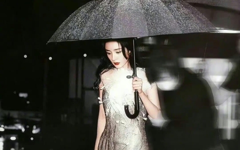Mỹ nhân Cbiz đẹp xuất sắc khi che ô: Lưu Diệc Phi - Châu Tấn đọ thần thái đàn em