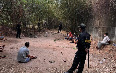 Nghe công an bao vây sới gà, 2 người nghi chạy trốn, nhảy xuống sông và chết đuối