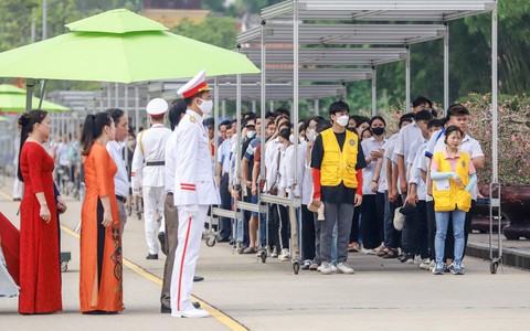 Dòng người xếp hàng vào Lăng viếng Chủ tịch Hồ Chí Minh