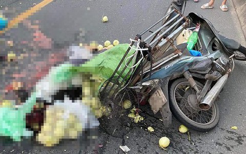 Va chạm với xe tải, người phụ nữ bán ổi tử vong thương tâm
