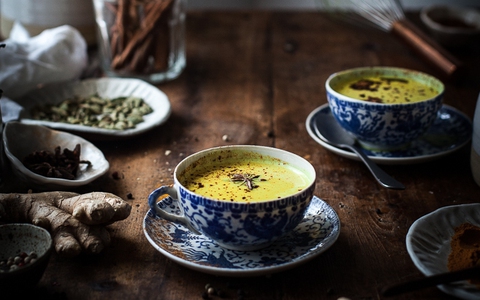 Giải độc cơ thể và giảm cân hiệu quả với món latte nghệ cực kỳ dễ làm