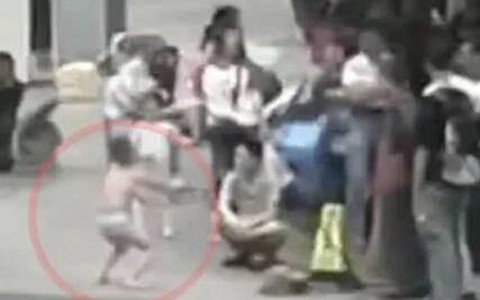 Bức ảnh cậu bé bị phạt bên đường thu hút sự chú ý, nguyên nhân khiến nhiều người tranh cãi