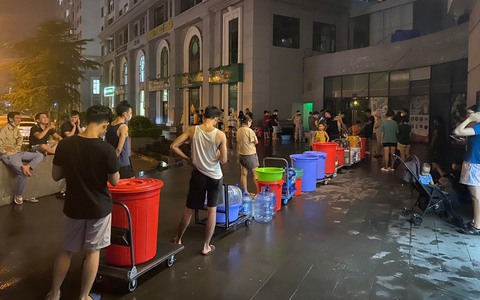 Hàng nghìn hộ dân ở Hà Nội bị cắt nước sạch giữa nắng nóng