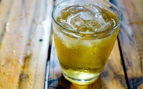 Loại nước lá rẻ tiền, bán đầy vỉa hè, được dùng làm 'thuốc' lâu năm