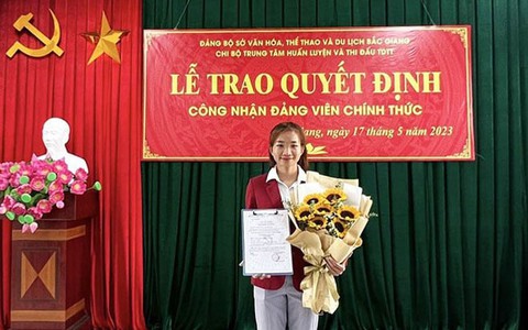 Nguyễn Thị Oanh được công nhận là Đảng viên chính thức