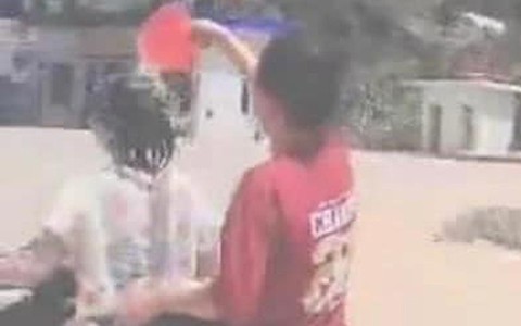 2 thiếu nữ vừa đi xe máy, vừa "tắm" trên đường