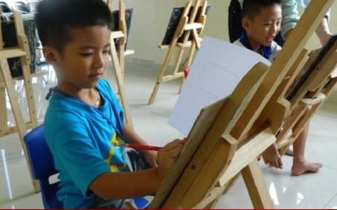 Phụ huynh TP.HCM chi tiền triệu cho con tham gia khóa bán trú hè