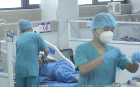 Dịch COVID-19 hôm nay: Ca nhiễm và bệnh nhân nặng giảm mạnh