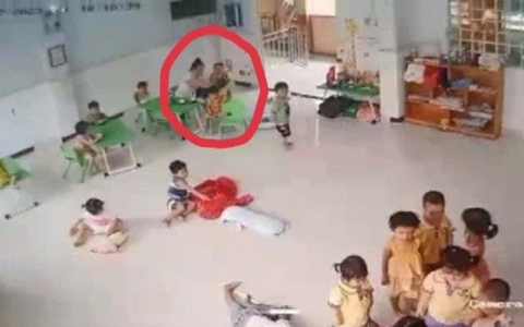 Bé trai 2 tuổi bị tát 31 cái vẫn hoảng sợ khi đến giờ ăn, giật mình vào buổi tối