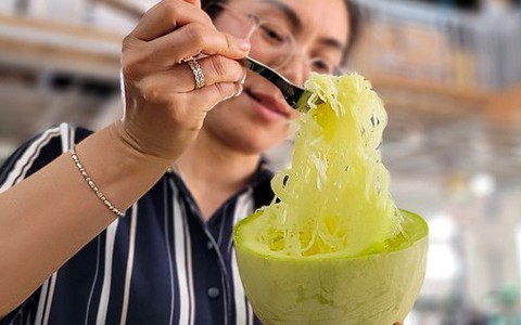 Thưởng thức quả bí sợi mì độc lạ ở Đà Lạt, trồng không đủ bán