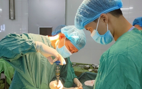 Trèo cây hái vải, người phụ nữ 45 tuổi bị ngã đứt tủy sống