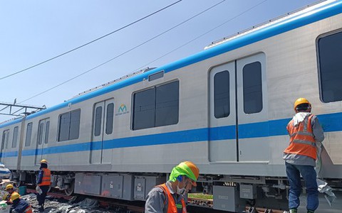 Tàu metro được làm sạch sau khi bị vẽ bậy