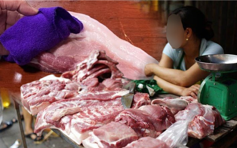 Lý do đằng sau việc người bán hàng dùng khăn để lau thịt