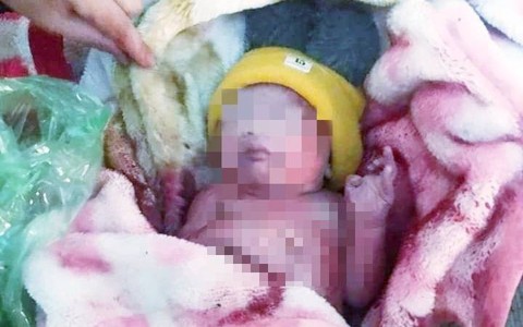 Vụ bé trai một ngày tuổi bị bỏ bên đường: Người nhặt được chính là mẹ ruột