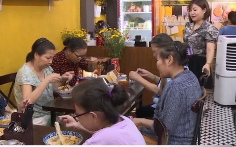 Những “làn gió mát” dưới nắng hè oi bức ở Hà Nội