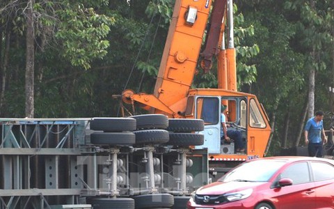 Xe container lật nhào giữa vòng xoay khiến người đi đường hoảng hồn