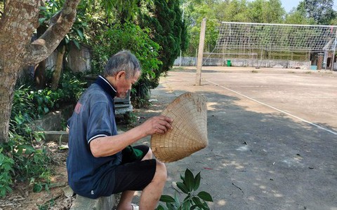 Người dân ở "chảo lửa" bị cắt điện lúc nắng nóng 42 độ C