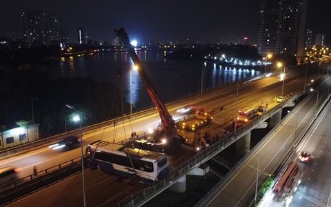 Xe khách gặp nạn chắn ngang đường Vành đai 3 trên cao, nhiều người thoát nạn