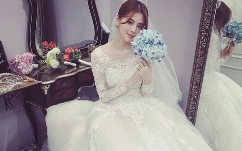 Cùng diện váy cưới: Song Hye Kyo ưa truyền thống, Han So Hee mới mẻ