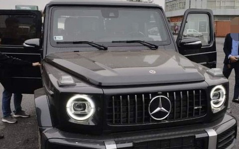 Xe Mercedes G63 giá 12 tỷ đồng bị "bỏ rơi" ở cảng Hải Phòng
