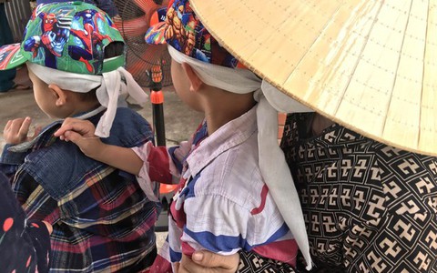 Xót thương hai đứa trẻ mồ côi sau cơn cuồng ghen của người cha