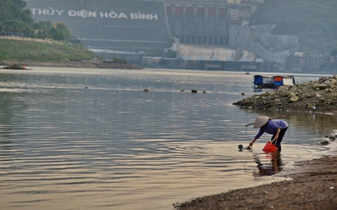 Phát hiện, di dời nhiều quả đạn pháo ở hạ lưu khi sông Đà cạn trơ đáy