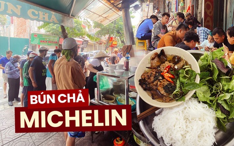 Khách du lịch chấp nhận kéo vali chờ cả tiếng ăn bún chả Michelin, quán huy động 10 nhân lực cũng không kịp phục vụ