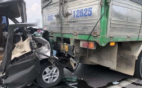 Hà Nội: Xe khách bẹp dúm sau cú tông vào đuôi ô tô tải, 2 người mắc kẹt